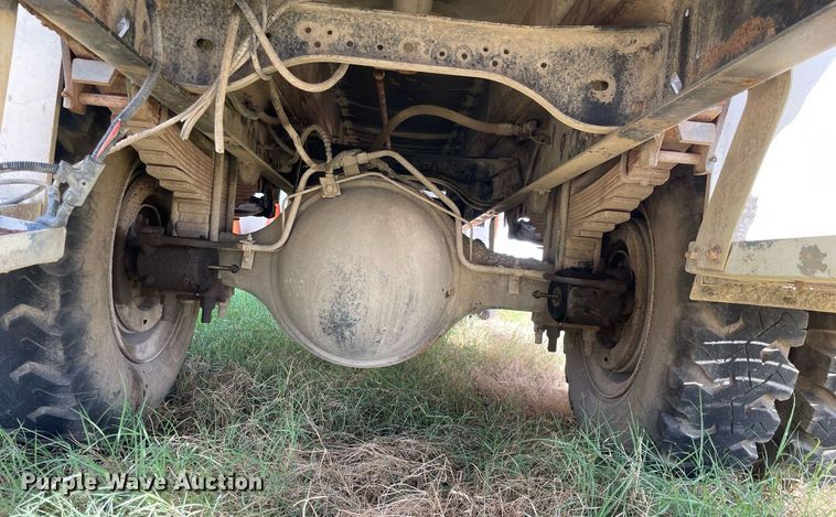 image for item LV9865 1991 Ford F700  tank truck