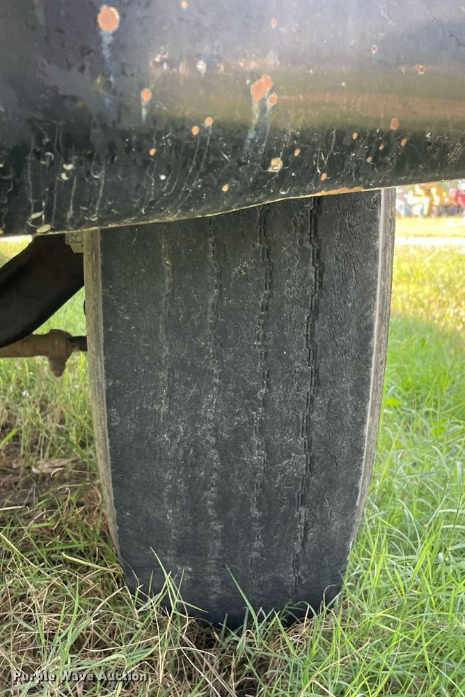 image for item LV9865 1991 Ford F700  tank truck