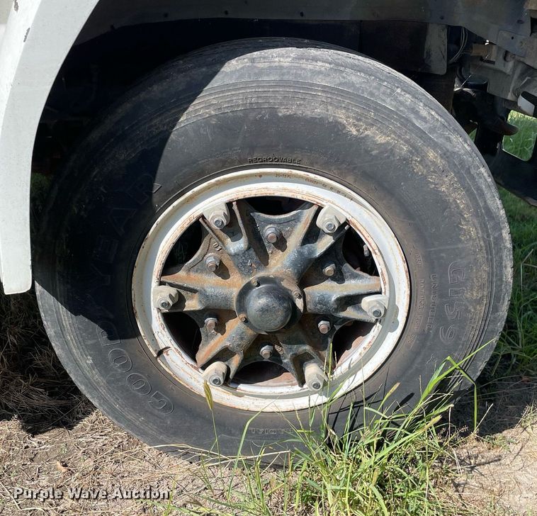 image for item LV9865 1991 Ford F700  tank truck