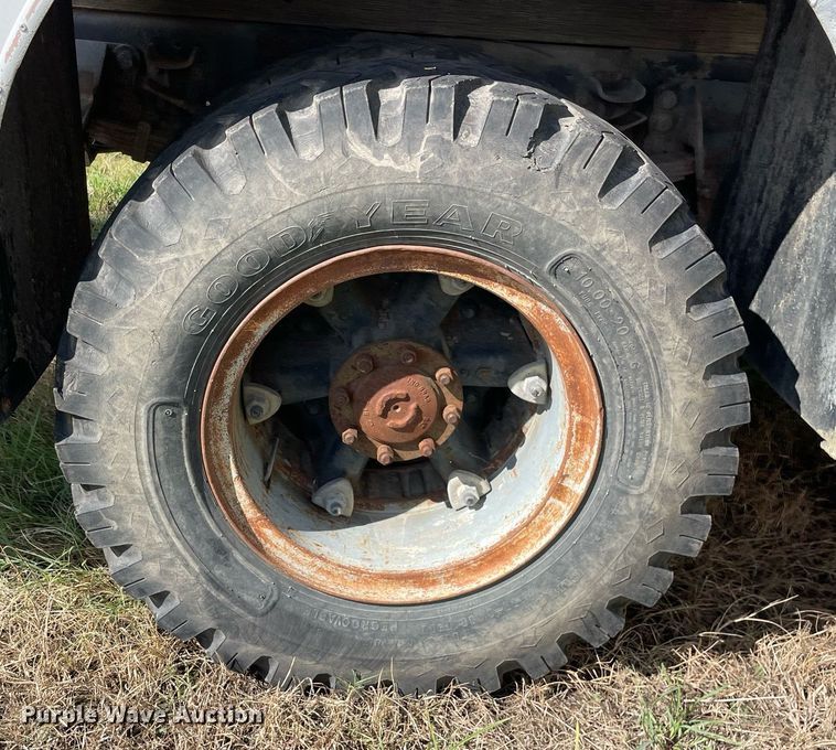 image for item LV9865 1991 Ford F700  tank truck