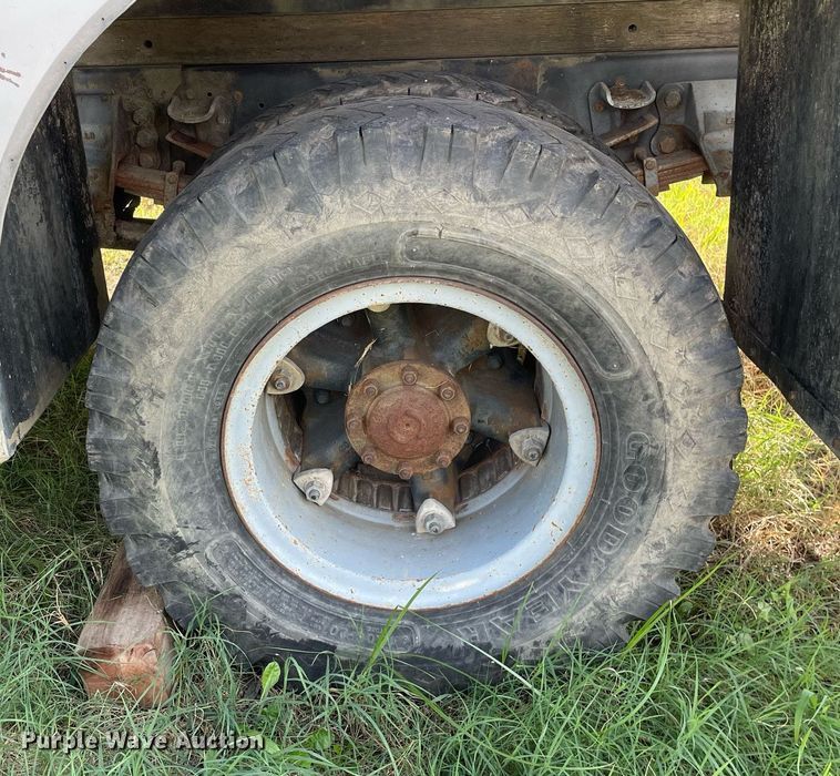 image for item LV9865 1991 Ford F700  tank truck