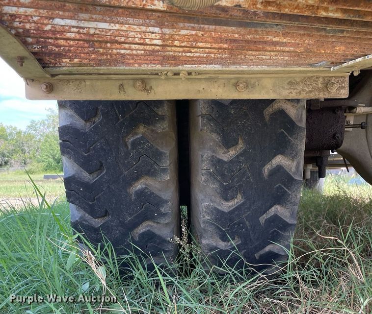 image for item LV9865 1991 Ford F700  tank truck