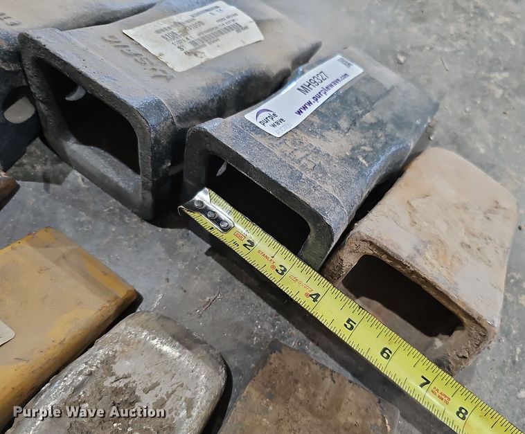 image for item MH9327 (12) bucket teeth