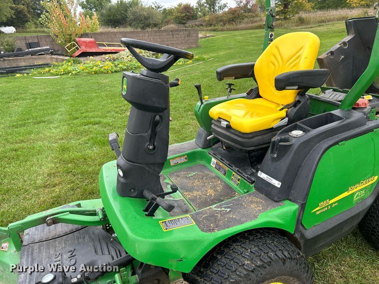 image for item MO9042 John Deere 1565  lawn mower