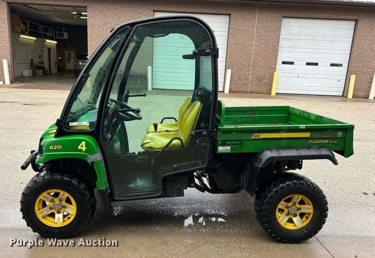 image for item MO9046 2009 John Deere Gator XUV 620i  utility vehicle