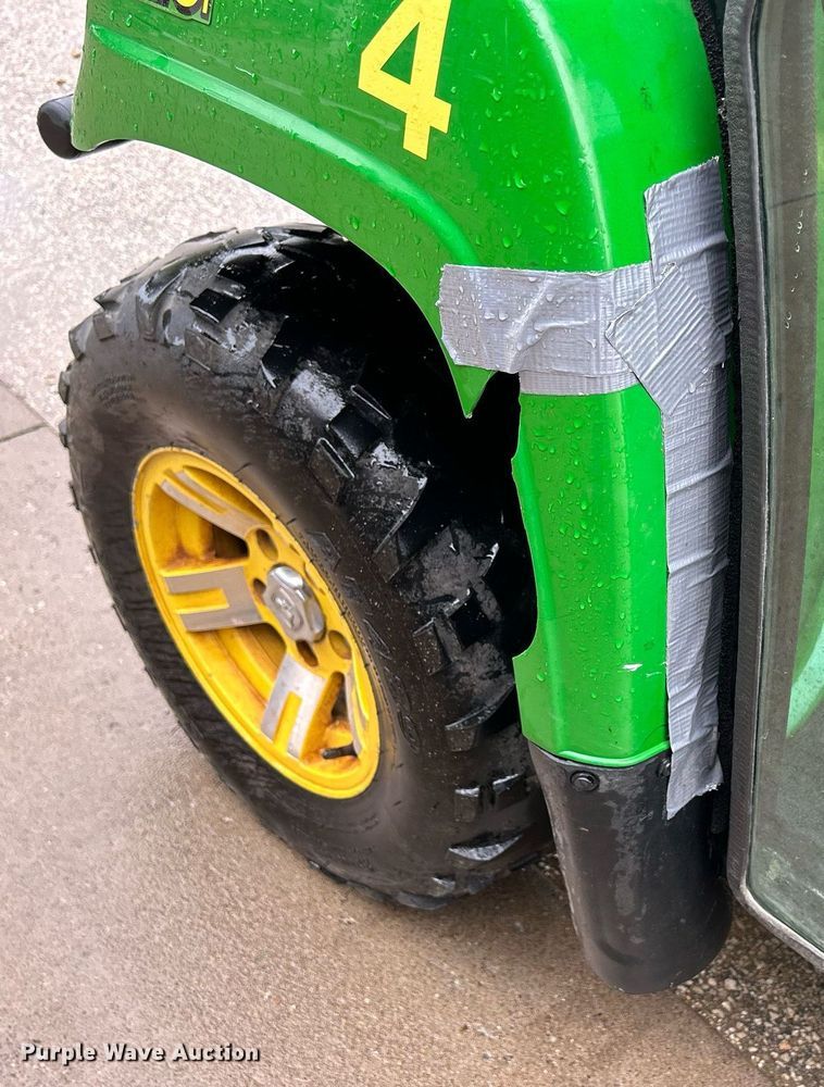 image for item MO9046 2009 John Deere Gator XUV 620i  utility vehicle