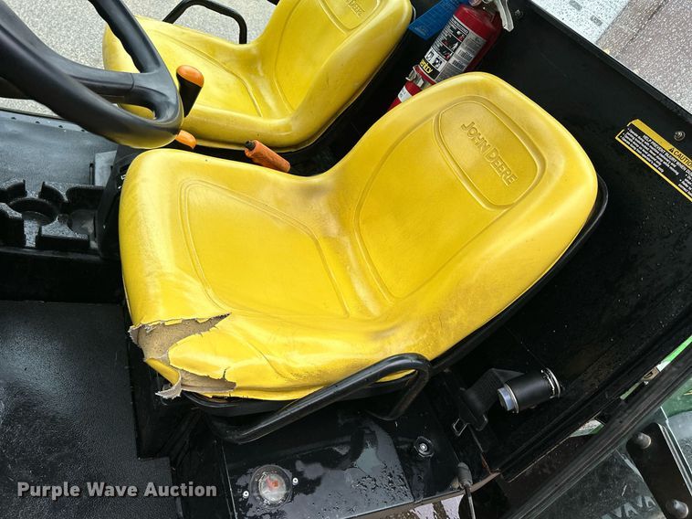 image for item MO9046 2009 John Deere Gator XUV 620i  utility vehicle