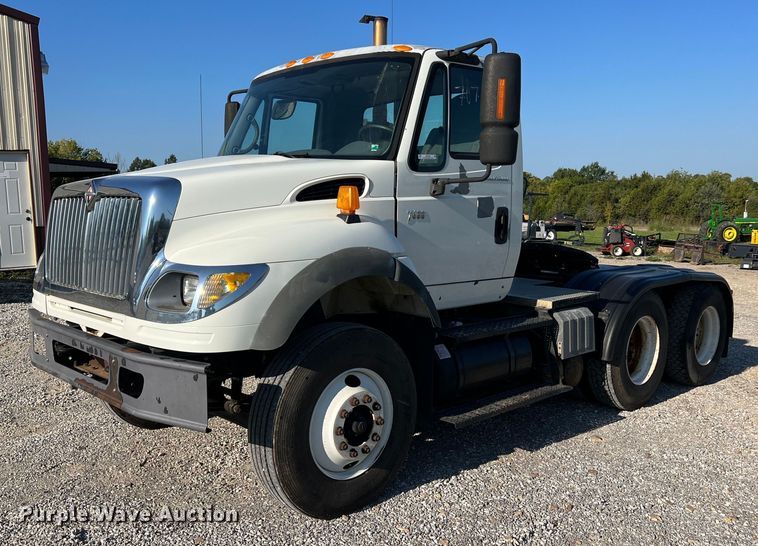 image for item NA9192 2003 International  7600 6x4  semi truck