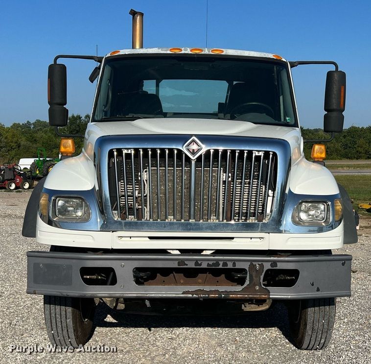 image for item NA9192 2003 International  7600 6x4  semi truck