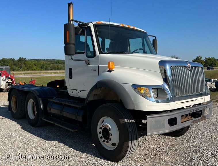 image for item NA9192 2003 International  7600 6x4  semi truck