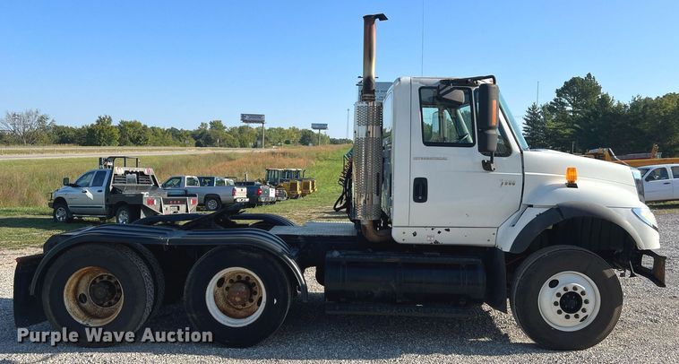 image for item NA9192 2003 International  7600 6x4  semi truck