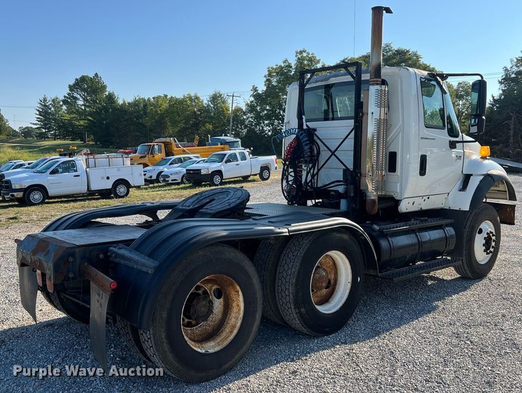 image for item NA9192 2003 International  7600 6x4  semi truck