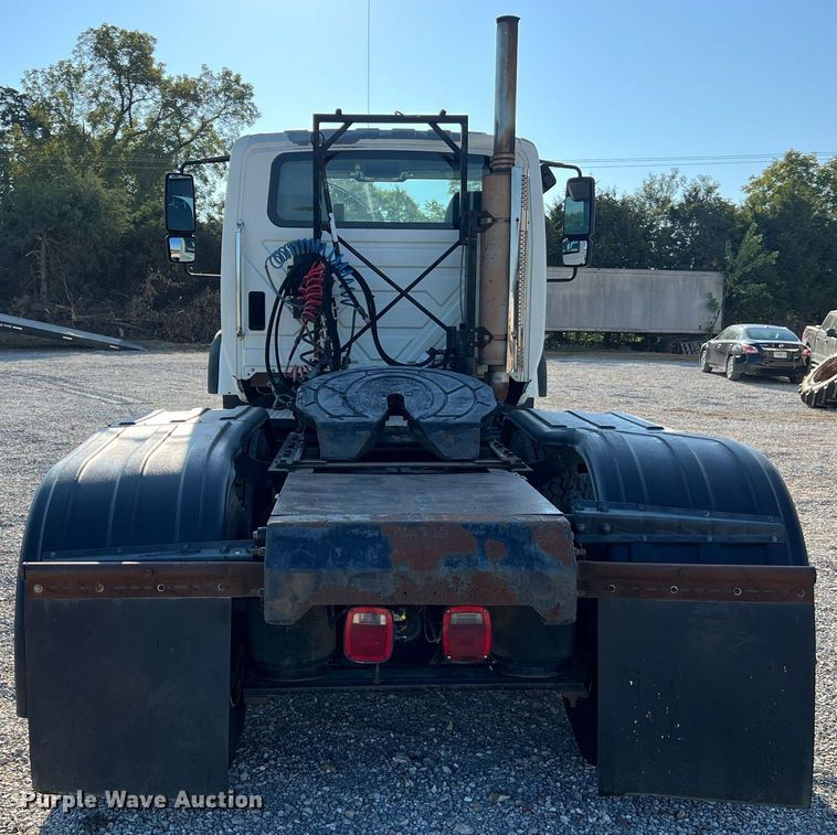 image for item NA9192 2003 International  7600 6x4  semi truck