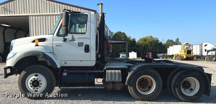 image for item NA9192 2003 International  7600 6x4  semi truck