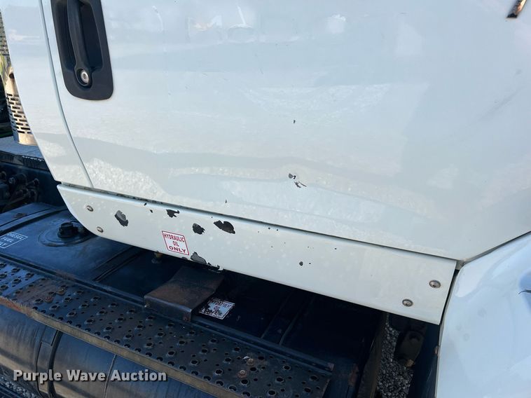 image for item NA9192 2003 International  7600 6x4  semi truck