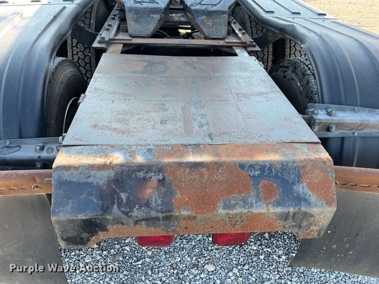 image for item NA9192 2003 International  7600 6x4  semi truck