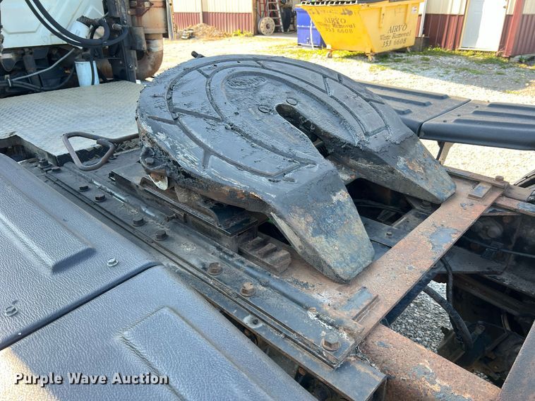 image for item NA9192 2003 International  7600 6x4  semi truck