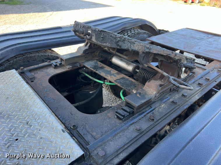 image for item NA9192 2003 International  7600 6x4  semi truck