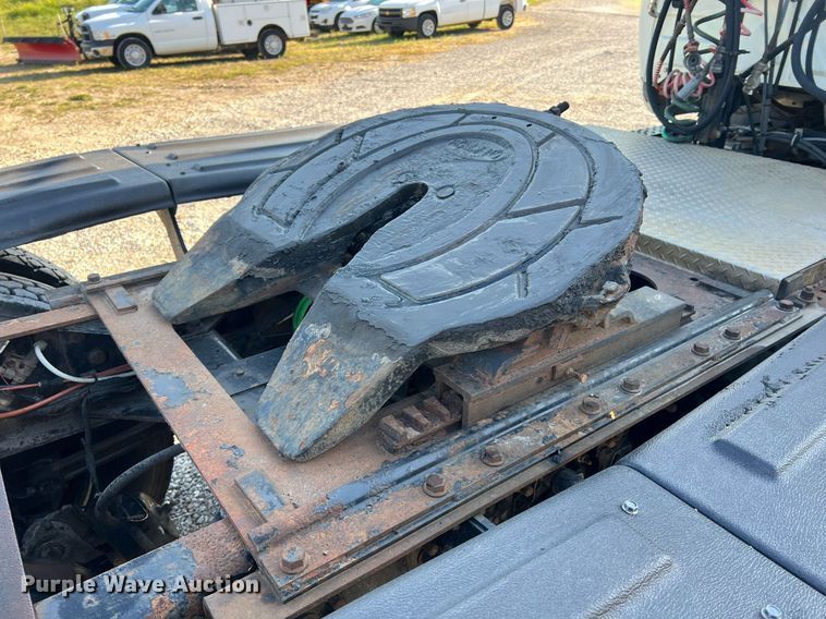 image for item NA9192 2003 International  7600 6x4  semi truck