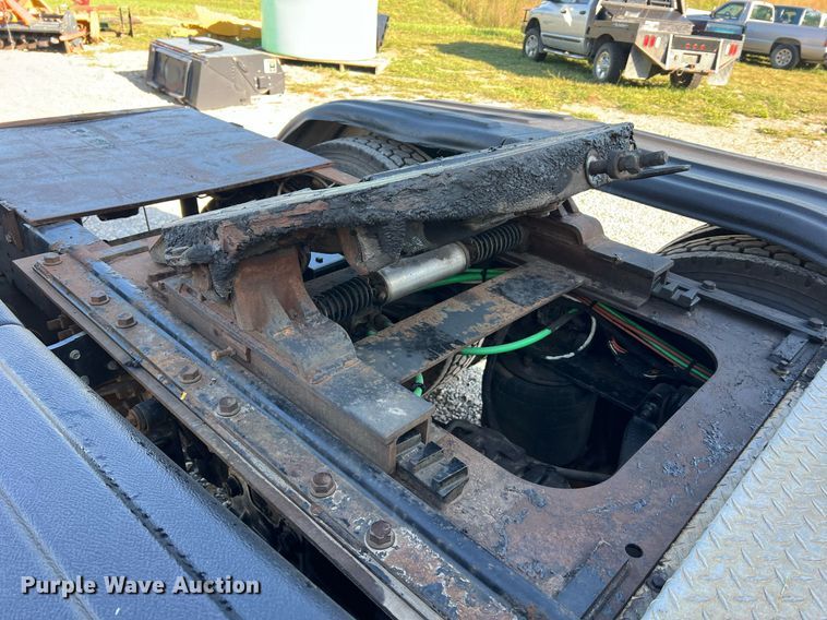 image for item NA9192 2003 International  7600 6x4  semi truck