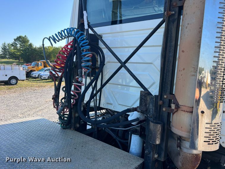 image for item NA9192 2003 International  7600 6x4  semi truck