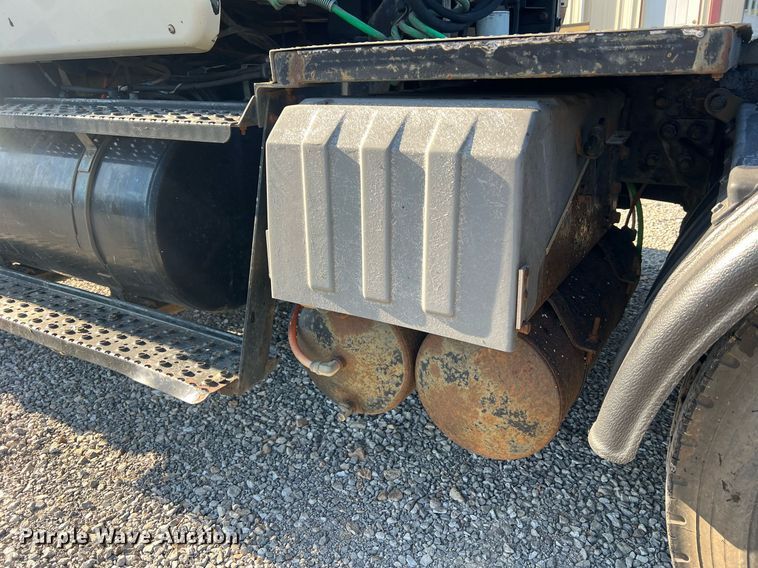 image for item NA9192 2003 International  7600 6x4  semi truck