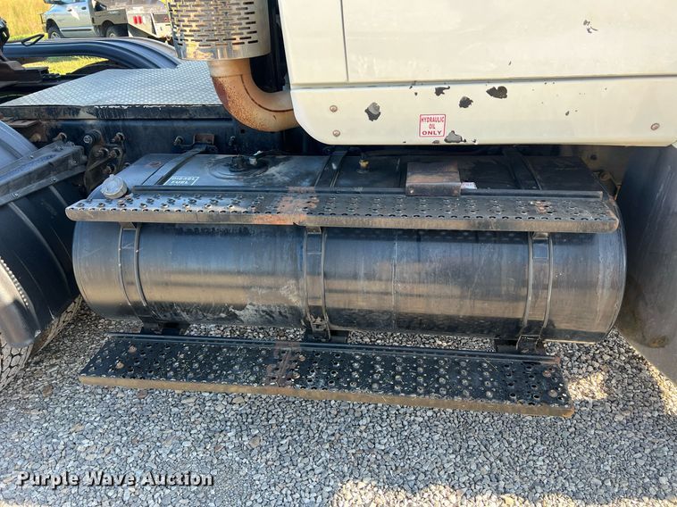 image for item NA9192 2003 International  7600 6x4  semi truck