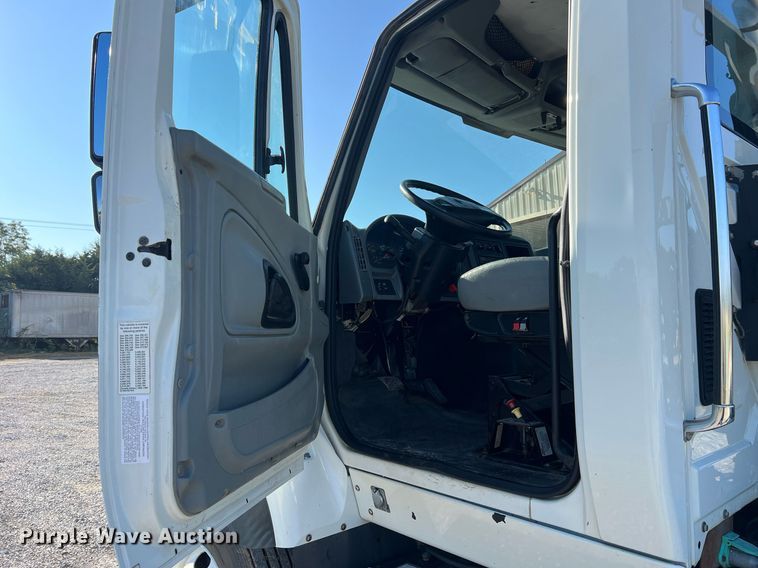 image for item NA9192 2003 International  7600 6x4  semi truck