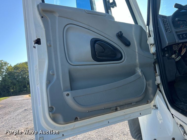 image for item NA9192 2003 International  7600 6x4  semi truck