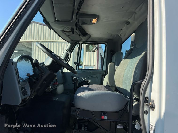 image for item NA9192 2003 International  7600 6x4  semi truck