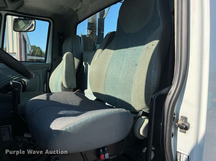 image for item NA9192 2003 International  7600 6x4  semi truck