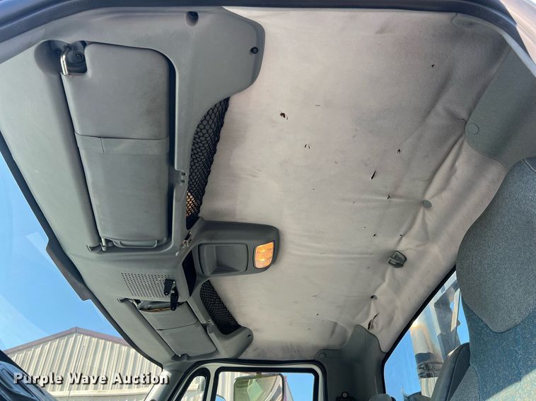 image for item NA9192 2003 International  7600 6x4  semi truck