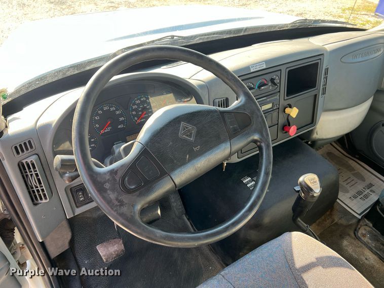 image for item NA9192 2003 International  7600 6x4  semi truck