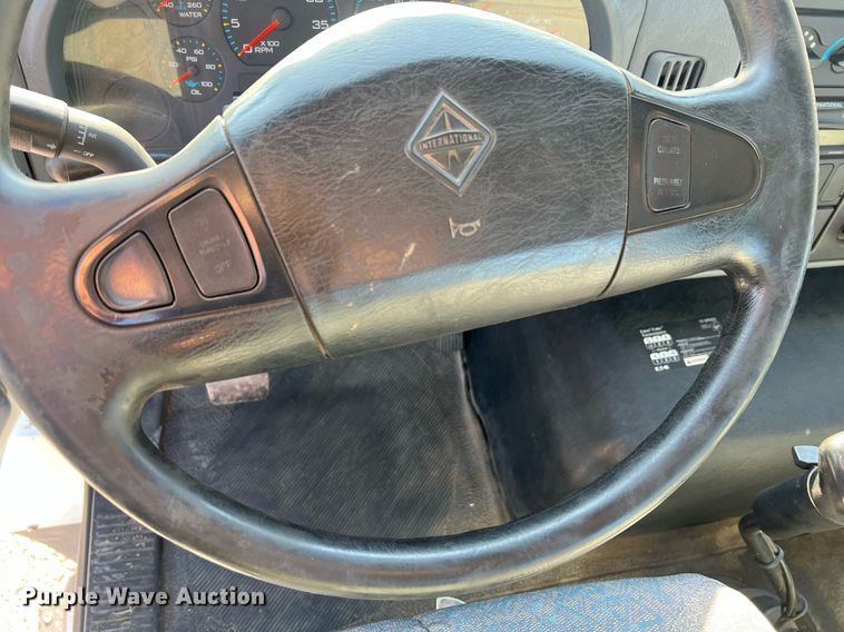 image for item NA9192 2003 International  7600 6x4  semi truck