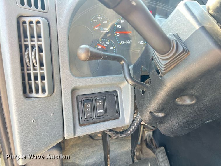 image for item NA9192 2003 International  7600 6x4  semi truck