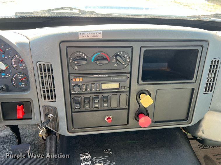 image for item NA9192 2003 International  7600 6x4  semi truck