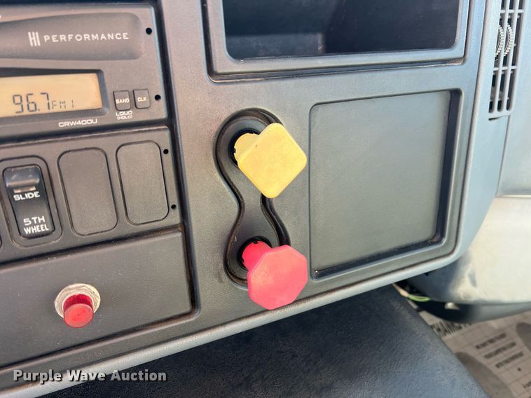 image for item NA9192 2003 International  7600 6x4  semi truck