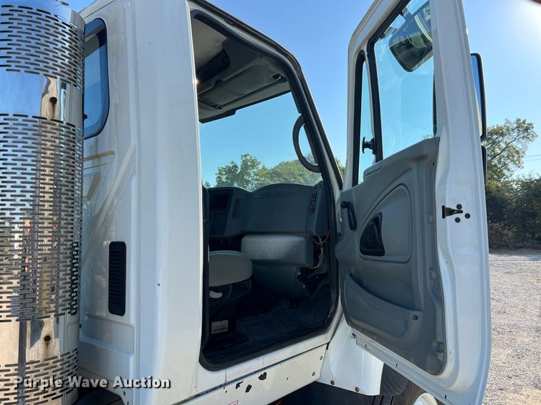 image for item NA9192 2003 International  7600 6x4  semi truck