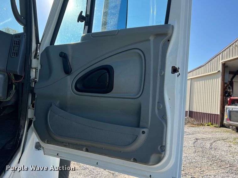 image for item NA9192 2003 International  7600 6x4  semi truck