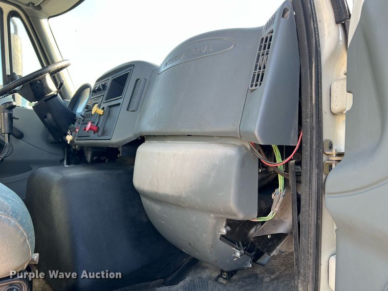 image for item NA9192 2003 International  7600 6x4  semi truck