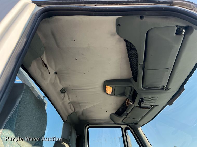 image for item NA9192 2003 International  7600 6x4  semi truck