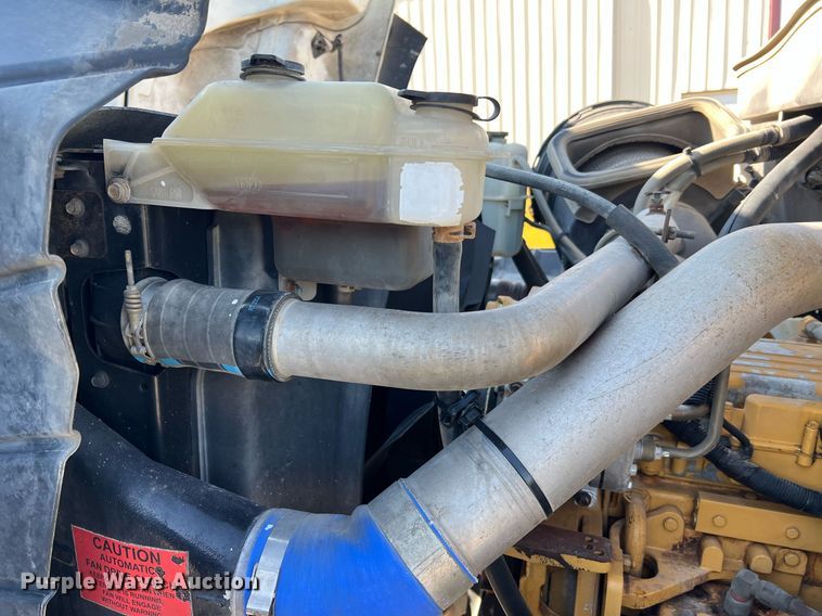 image for item NA9192 2003 International  7600 6x4  semi truck