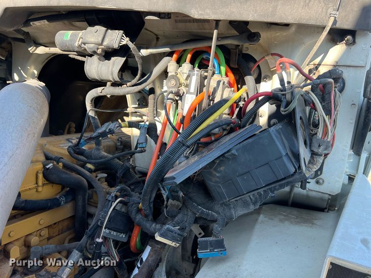 image for item NA9192 2003 International  7600 6x4  semi truck