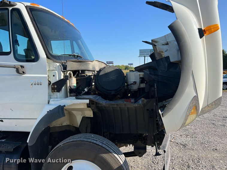 image for item NA9192 2003 International  7600 6x4  semi truck