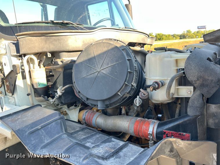 image for item NA9192 2003 International  7600 6x4  semi truck