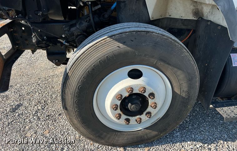 image for item NA9192 2003 International  7600 6x4  semi truck