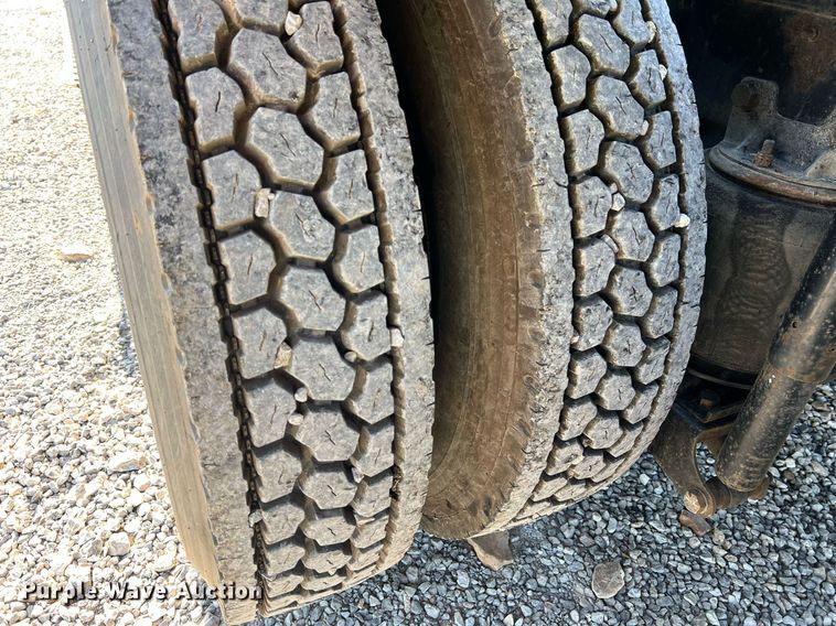 image for item NA9192 2003 International  7600 6x4  semi truck