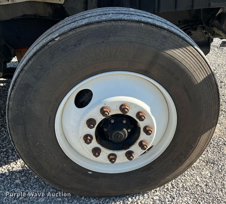 image for item NA9192 2003 International  7600 6x4  semi truck