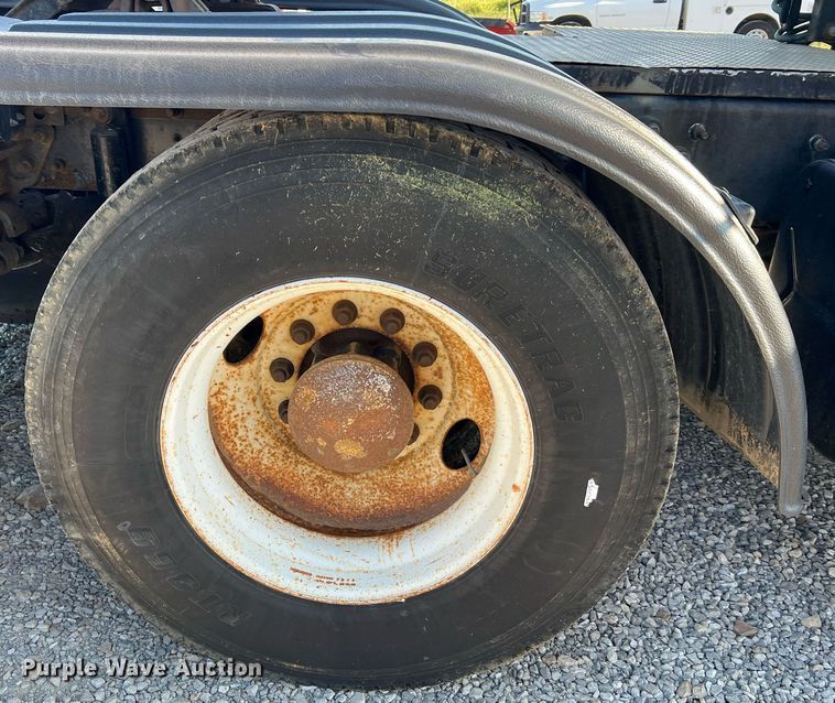 image for item NA9192 2003 International  7600 6x4  semi truck