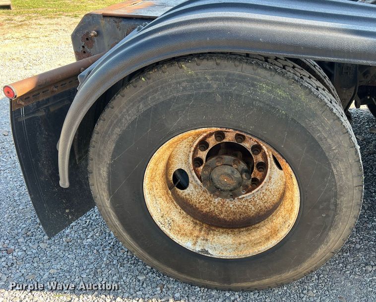 image for item NA9192 2003 International  7600 6x4  semi truck